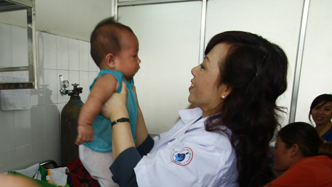 Hình ảnh Bộ trưởng Y tế thăm bệnh nhân sởi ở TP.HCM