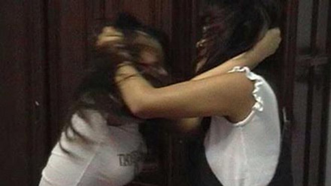 Thiếu nữ vung dao đâm chết người giữa phố