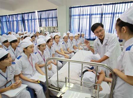 Tuyển 125 ứng viên sang Đức học chăm sóc người già