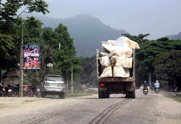 Khiếp vía cảnh xe ‘siêu tải’... phá đường