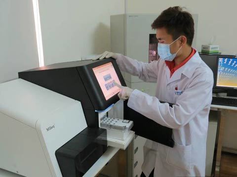 Nghi giống ông hàng xóm, bố cho con đi xét nghiệm ADN