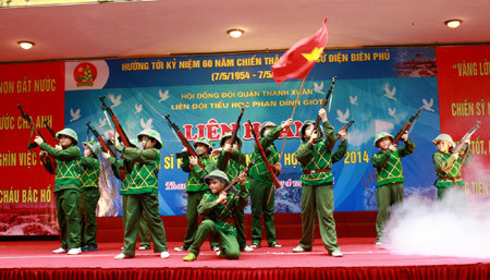 Chiến sĩ nhỏ háo hức 'tái hiện' chiến thắng Điện Biên