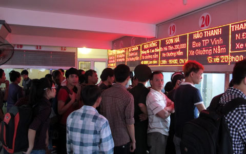 Nườm nượp đổ ra bến xe về quê nghỉ lễ sớm