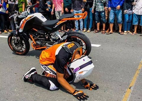 Tay đua mô tô Malaysia vái lạy khán giả Việt Nam