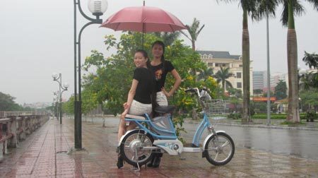 Mưa ngập phố, đi xe đạp điện nào an toàn?