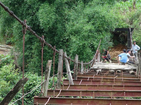 Khởi tố vụ sập cầu treo Chu Va làm 8 người chết