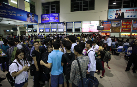 Tối muộn vẫn mệt mỏi chờ mua vé xe nghỉ lễ