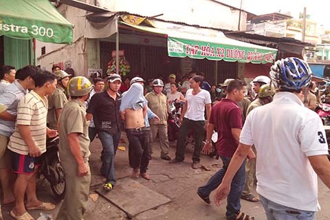 Kẻ cướp cầm dao tử thủ trong phòng trọ ở Sài Gòn