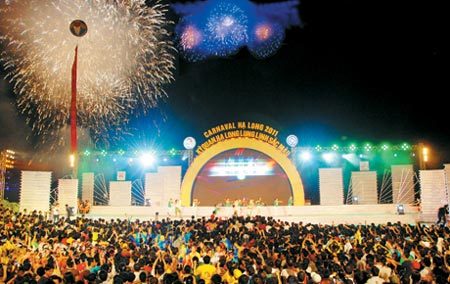 Lần đầu tiên bắn pháo hoa tầm cao ở Carnaval Hạ Long