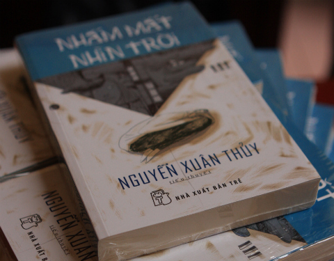 Nhắm mắt nhìn sâu đời rạn vỡ