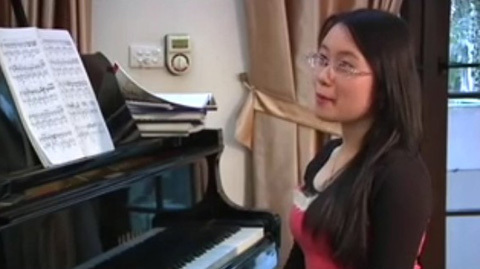 Nghe đàn và trò chuyện với mẹ con Hải Âu - Minh Khuê