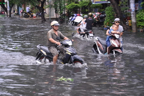 Mưa lớn, đường Sài Gòn ngập gần 1m