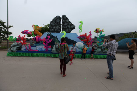 Du khách náo nức chụp ảnh với xe hoa Carnaval 2014