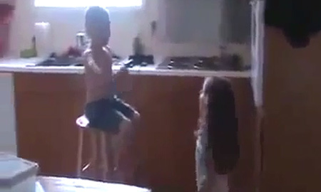 Chết cười màn cầu hôn của 2 cô cậu nhóc