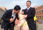Hiệu phó hôn lợn để giữ lời hứa với học sinh