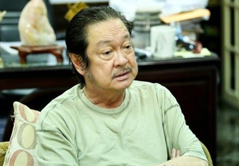 NSƯT Chánh Tín đi bán rau nuôi vợ