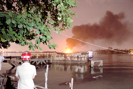 Sà lan cháy dữ dội trên sông Đồng Nai: 4 người thương vong
