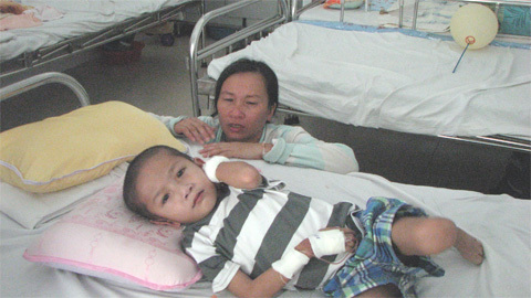 Con bệnh tim nguy kịch, mẹ nghèo khóc lặng