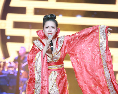 Đạo diễn nói gì về trang phục của Hà Linh?