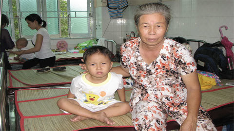 Sự sống mong manh của cậu bé bệnh thận