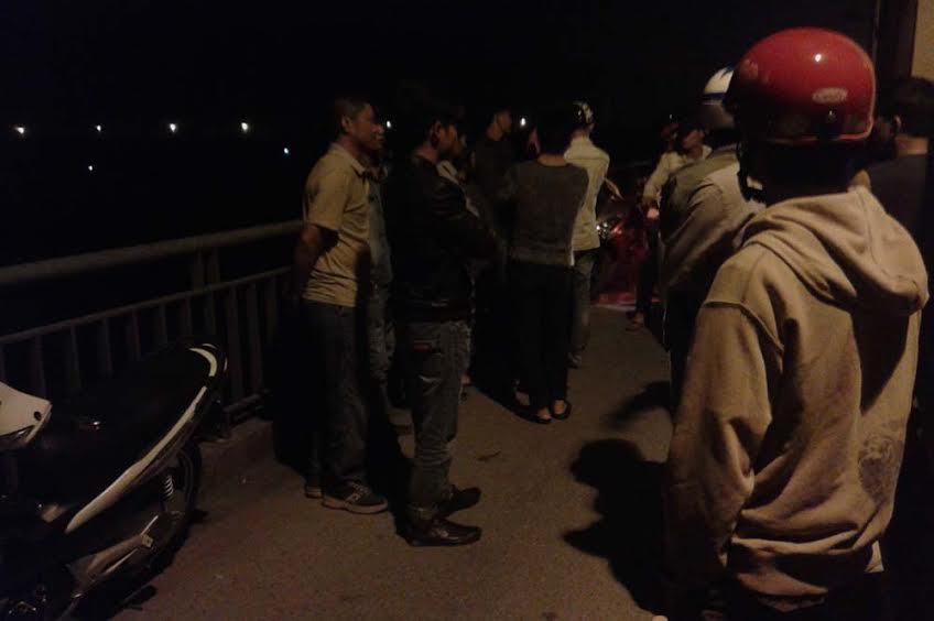 Đang đi bất ngờ dừng xe nhảy cầu tự vẫn