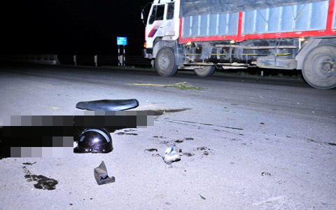 Xe tải đâm chết người rồi bỏ trốn