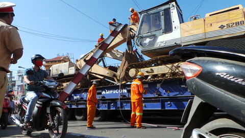 Ô tô kéo gãy thanh chắn hạn chế độ cao cầu Tân Thuận