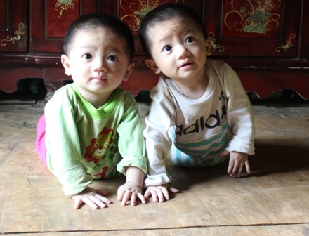 Xót xa cảnh người bố trẻ nuôi 3 con thơ dại