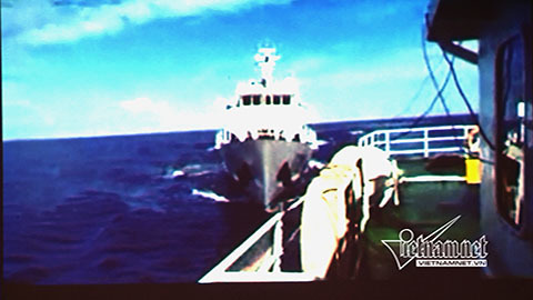 CLIP: Tàu TQ hung hăng đâm thẳng tàu VN