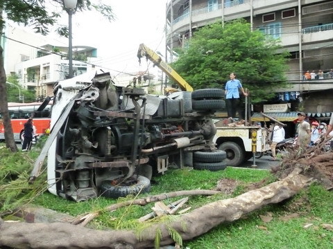Xe ben “bay” bánh trước, lật trên phố Sài Gòn