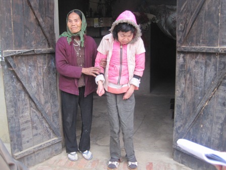 Xót lòng cụ già nuôi con tâm thần và cháu gái mồ côi cha