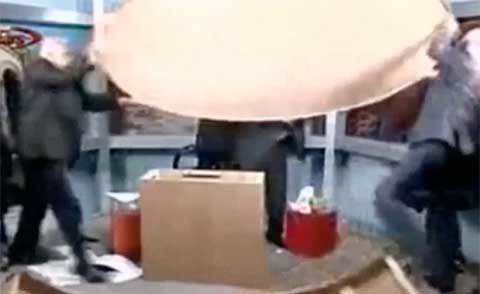 Clip diễn giả choảng nhau trên truyền hình trực tiếp