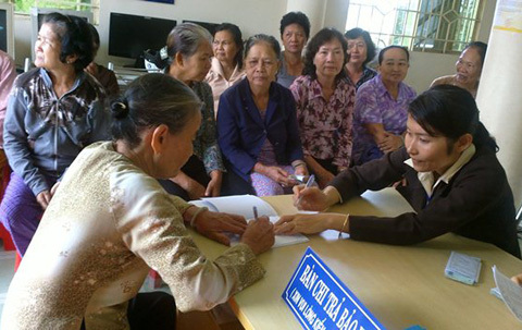 Công chức già cắp ô đi, người trẻ canh cửa...ngồi chờ