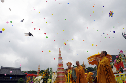 Lễ tắm tượng, phóng sinh linh thiêng