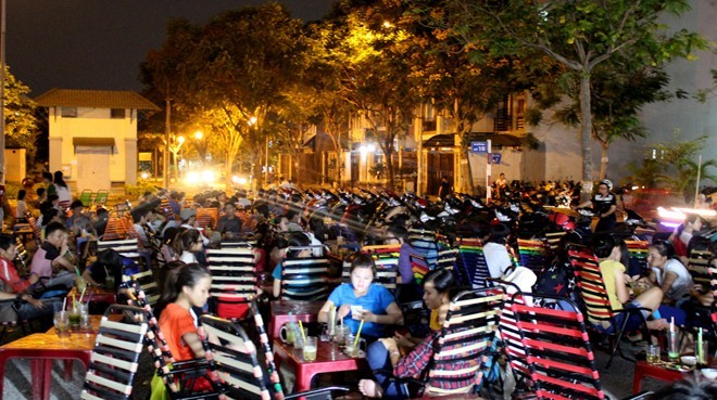 Xếp hàng 30 phút để uống nước mía 4.000 đồng