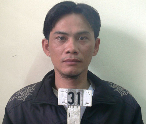 Bắt quả tang vợ ngoại tình trong nhà tắm, rút dao đâm tình địch