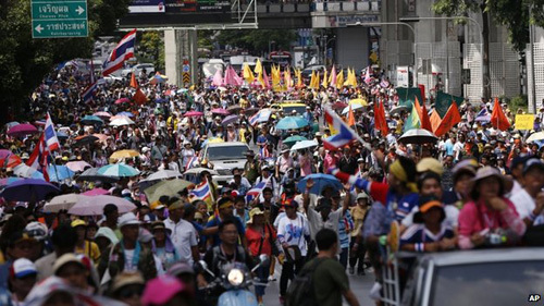 Người biểu tình tuần hành rầm rộ ở Bangkok