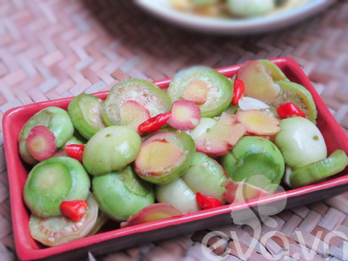 Thưởng thức cà pháo muối xổi giòn tan