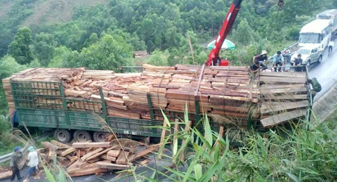 Xe gỗ chắn ngang QL12, giao thông ùn tắc nhiều giờ