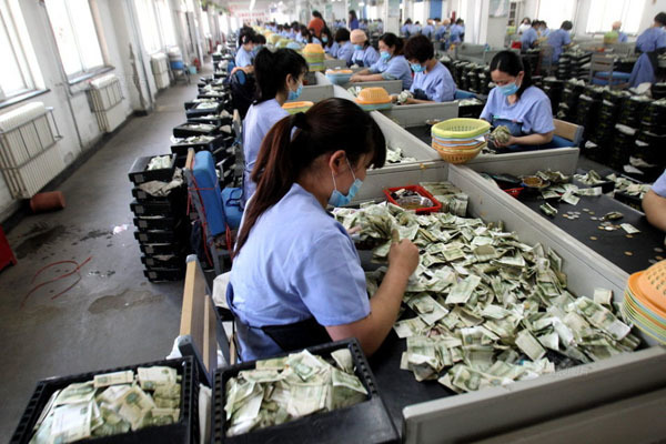 100 nhân viên xe bus ngồi đếm 'núi' tiền lẻ