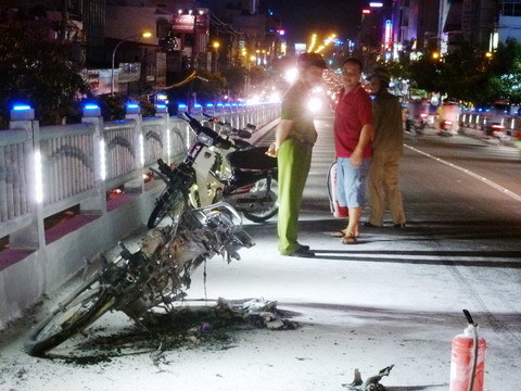 Tắc đường trên cầu vượt vì xe máy bỗng nhiên cháy rụi