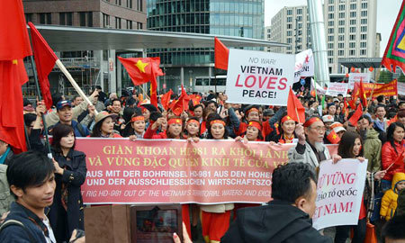 Người Việt tại Đức biểu tình phản đối TQ
