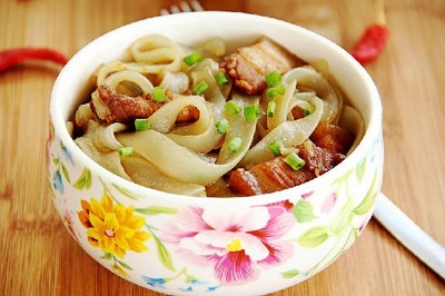 Trổ tài làm mì thịt heo hầm cho bữa sáng no nê