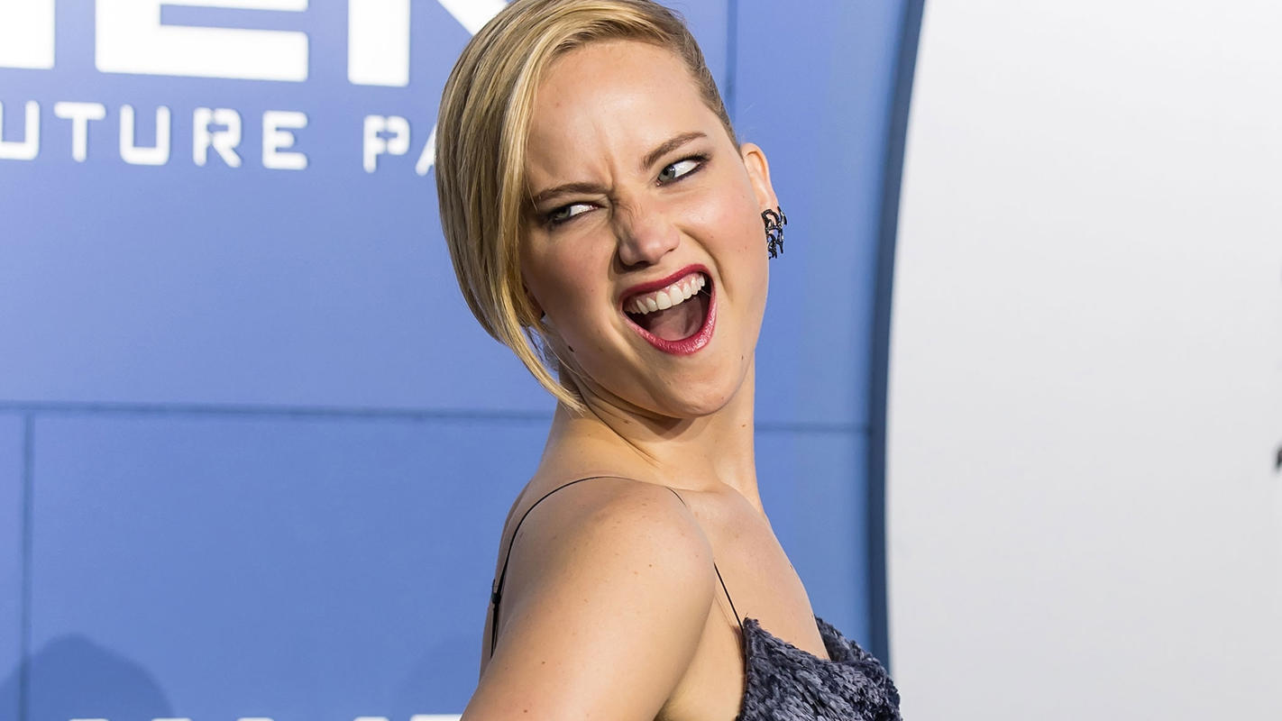 Mỹ nhân sexy nhất thế giới trượt chân trên thảm đỏ