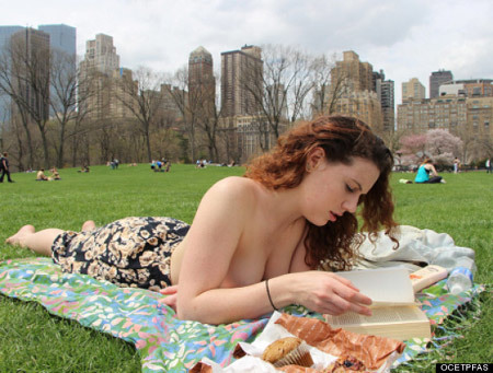 Khoe ngực trần để khuyến khích đọc sách