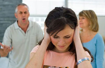 Bố chồng ném nồi cháo của con dâu có chửa ra sân