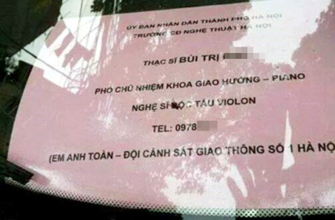 Xác minh tấm biển “khoe” quen CSGT trên ô tô