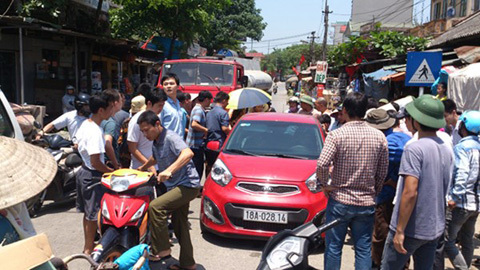 Băng trộm đi ô tô bị bắt vì tàu hỏa chặn đường