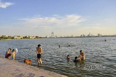 Nắng nóng, người HN rủ nhau xuống Hồ Tây 'giải nhiệt'