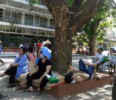Nắng 40 độ, bệnh nhân chui xuống gầm giường để… thở
